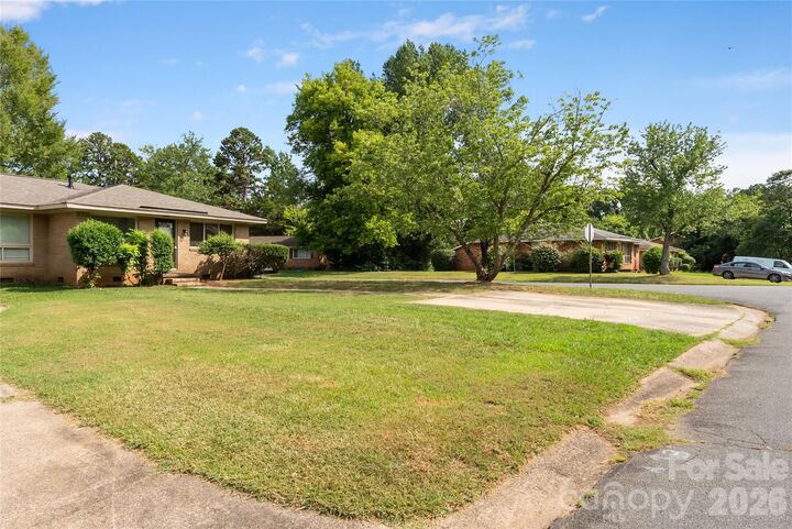 Property Photo:  4900 Malibu Drive  NC 28215 