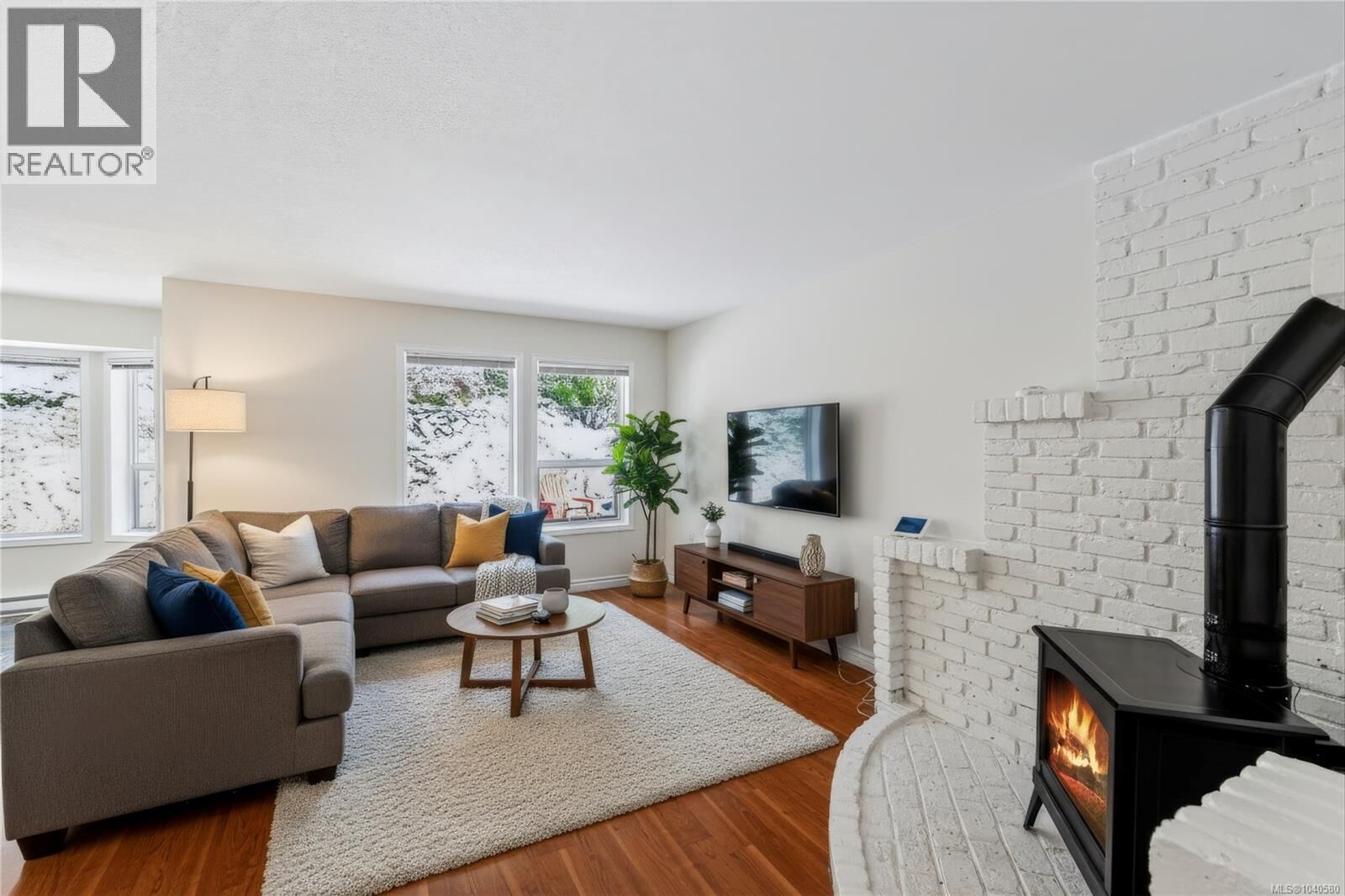 Property Photo:  1018 Benvenuto Avenue  BC V8M 1A1 