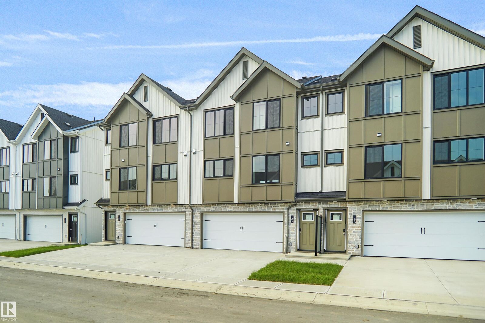 Property Photo: 17319 5 Street NE 67 AB T5Y 4G1