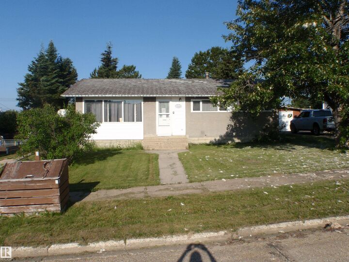 Property Photo: 5424 Willock Crescent AB T0G 2C0