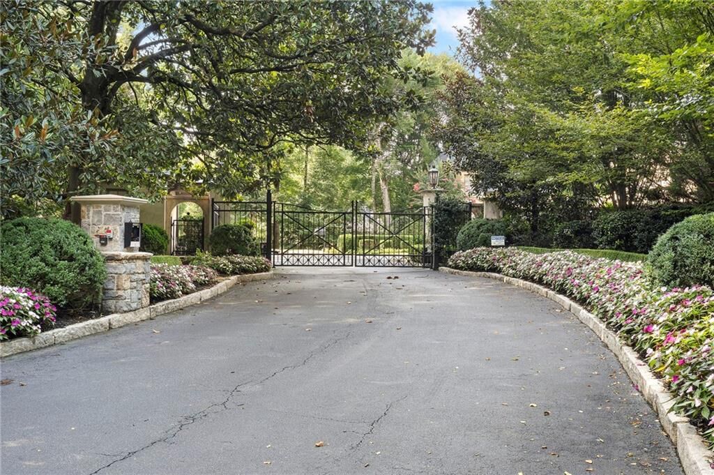 Property Photo: 675 W Paces Ferry, #4 Road NW GA 30327