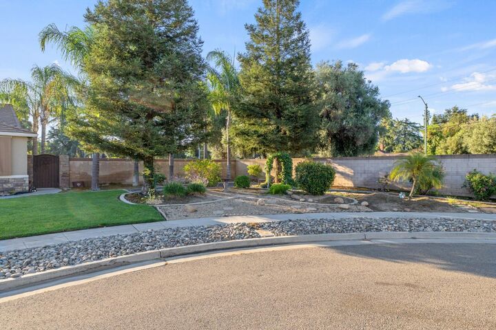 Property Photo:  1387 S Karen Avenue  CA 93727 