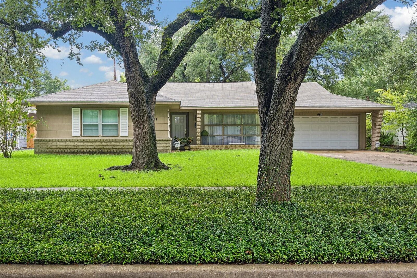 Property Photo: 5611 Whitehaven TX 77401