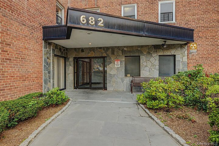 Property Photo:  682 Tuckahoe Road 5K  NY 10710 