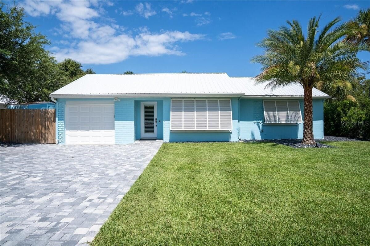 Property Photo: 301 N Pine Street FL 32169