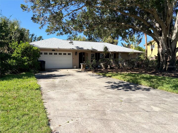 Property Photo:  5230 Venetian Boulevard NE  FL 33703 