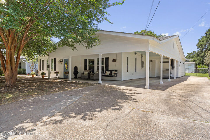 Property Photo:  1109 Country Club Drive  MS 39567 