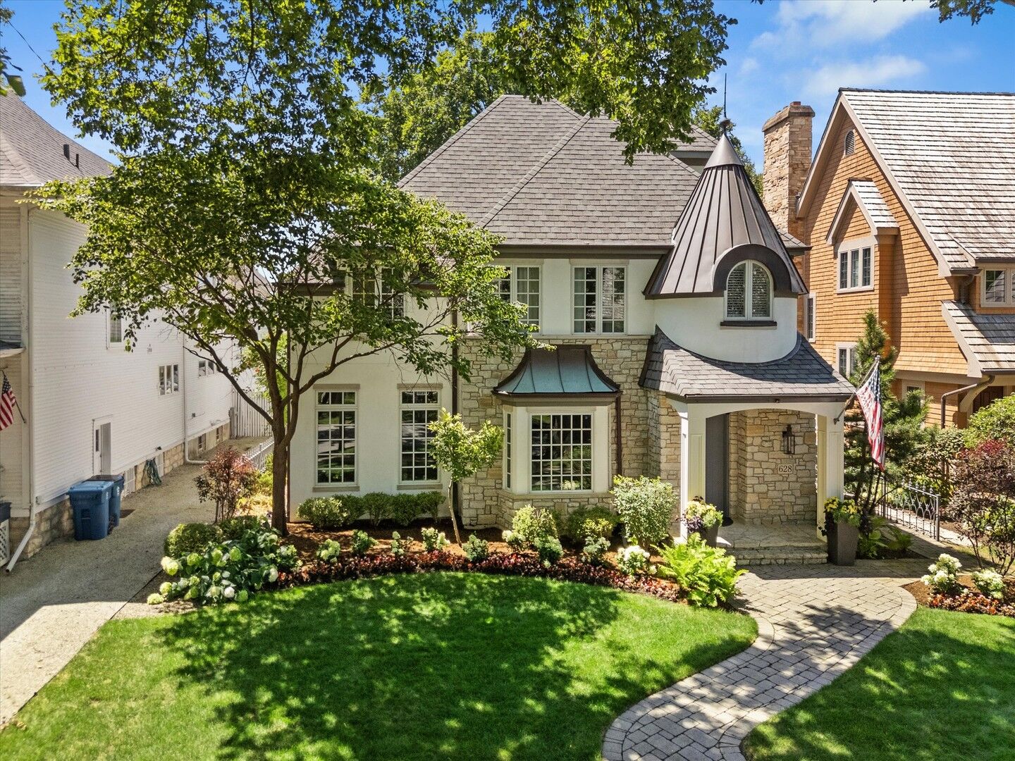 Property Photo: 628 S Lincoln Street IL 60521