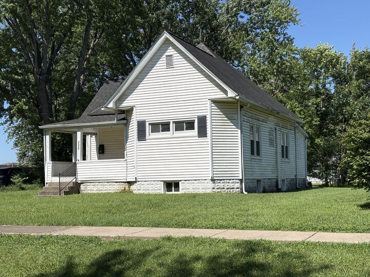 Property Photo:  1100 N Van Buren Street  IL 62959 
