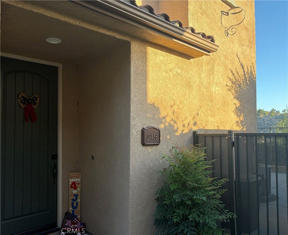 Property Photo:  19458 Laroda  CA 91350 