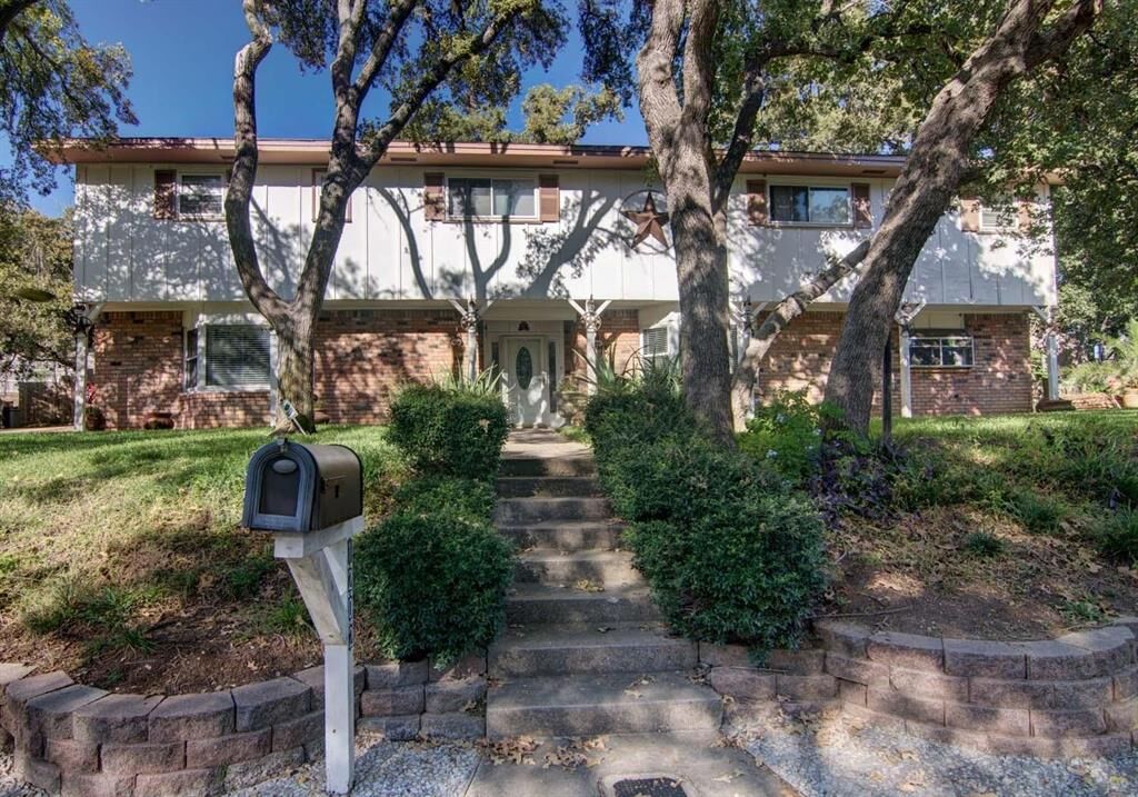 Property Photo:  1202 Tanglewood Trail  TX 76040 