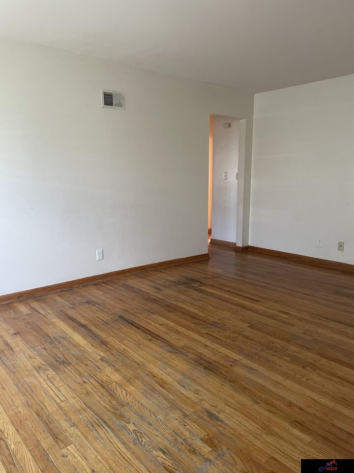 Property Photo:  4410 N 52 Street  NE 68104-0000 