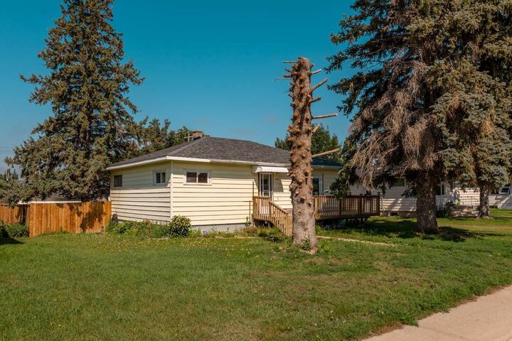 Property Photo:  211 9 St N  AB T0K 2K0 