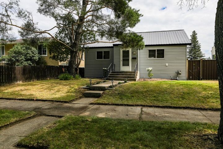 Property Photo:  819 5 Street S  AB T1J 2C5 
