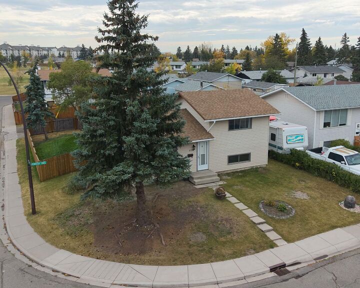 1176 Penrith Crescent SE — photo 1