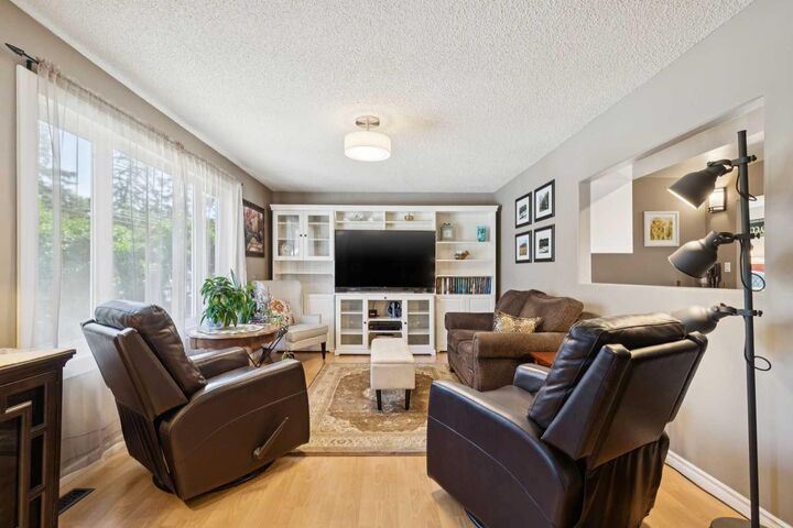 Property Photo:  6111 Bow Crescent NW  AB T3B 2C2 