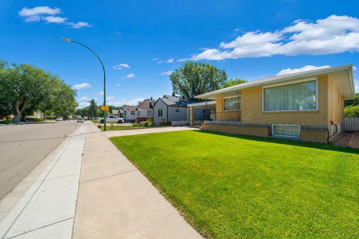 Property Photo:  61 5 Street SW  AB T1A 4G3 