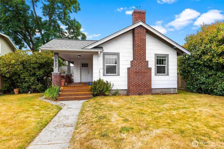 Property Photo:  2827  Walnut Street  WA 98225 