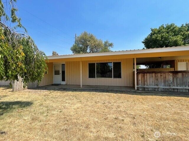Property Photo:  511  Castle Dr Street  WA 98837 