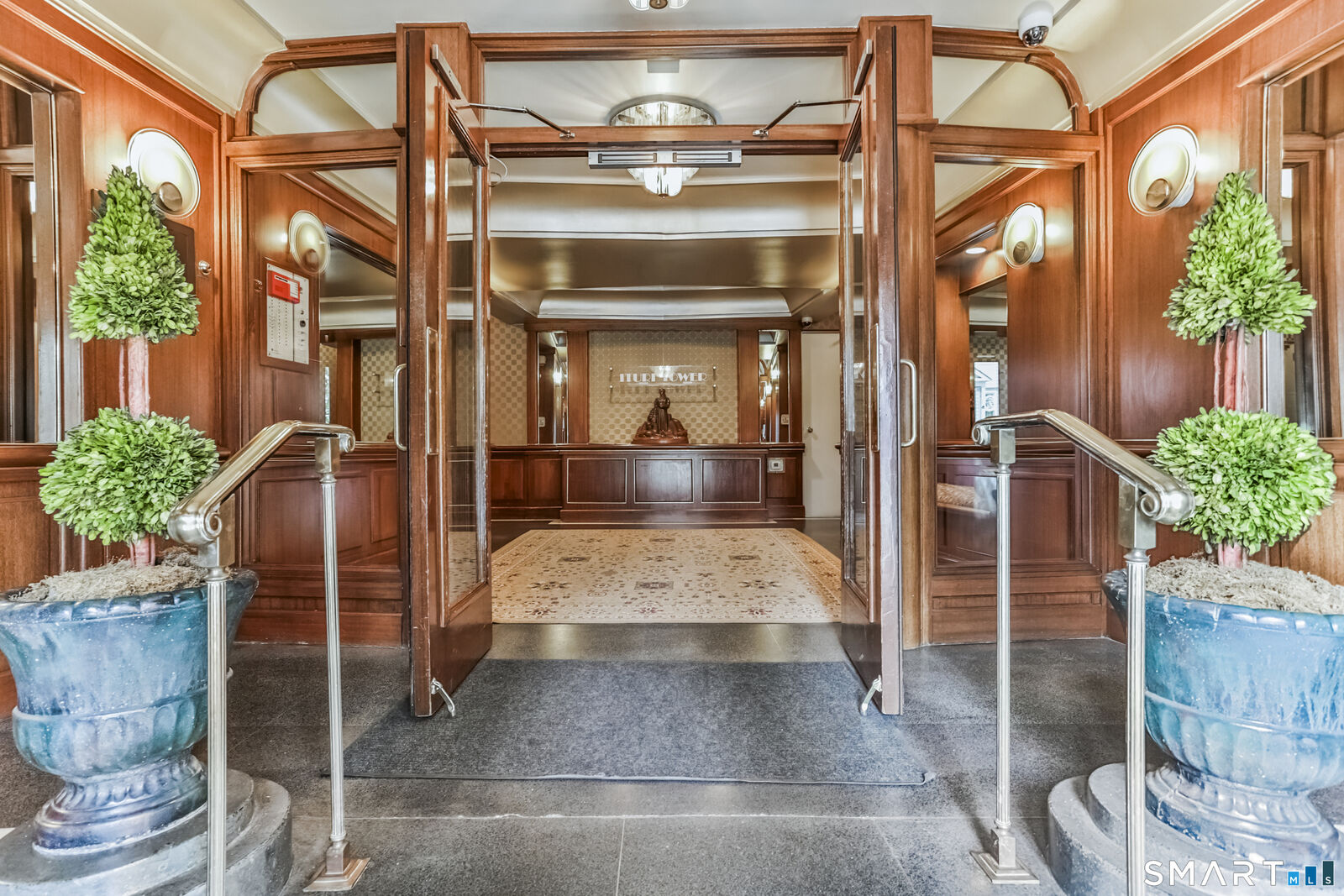 Property Photo:  15 Lafayette Court 1B  CT 06830 