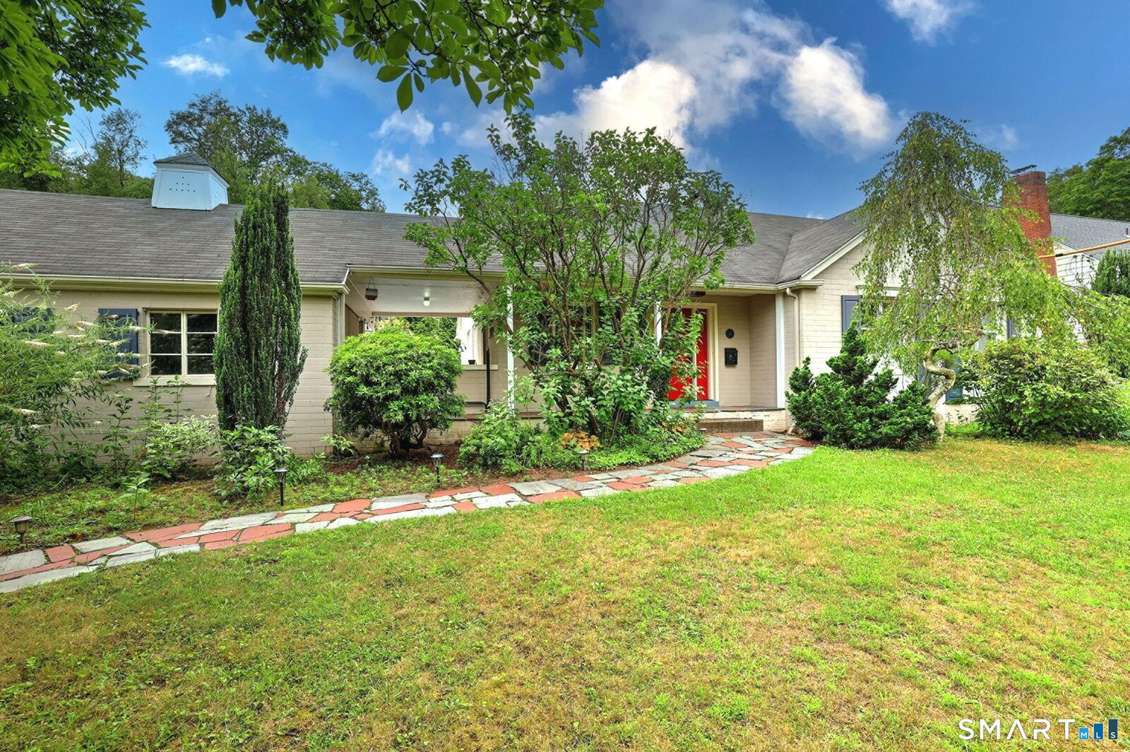 Property Photo:  90 Edgewood Way  CT 06515 