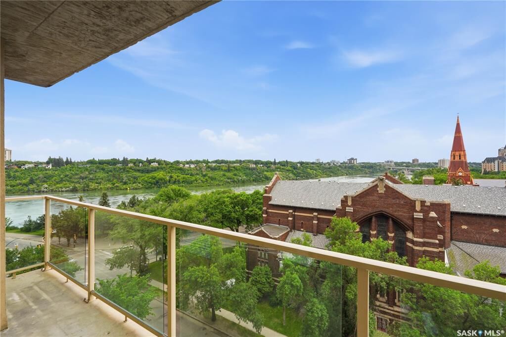 Property Photo:  902 Spadina Crescent E 802  SK S7K 0G8 