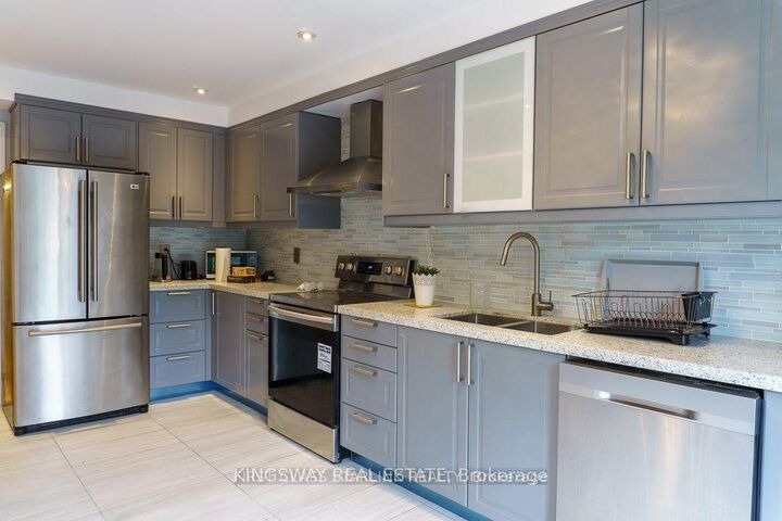 Property Photo: 1048 Charminster Crescent ON L5V 1R1
