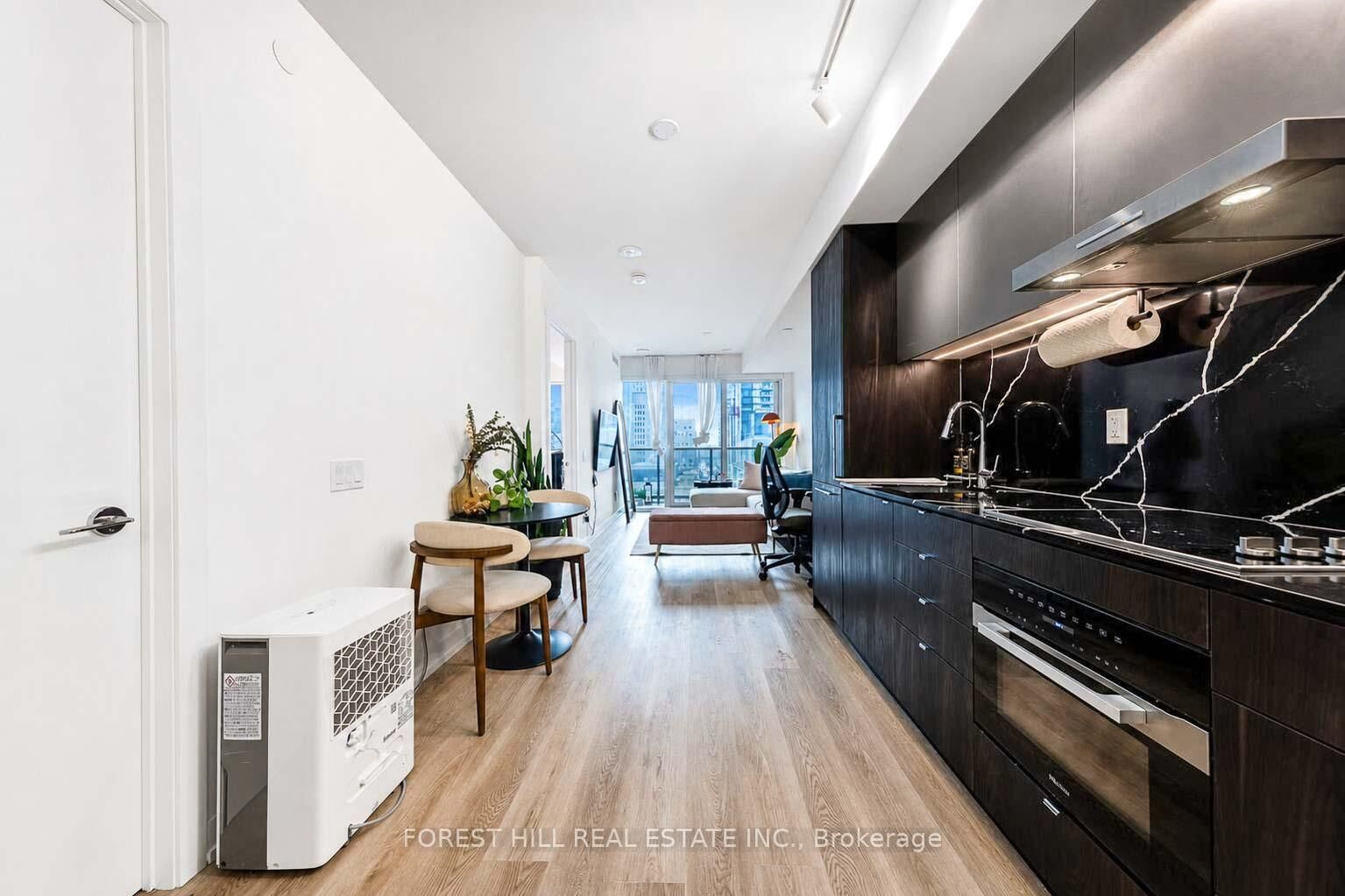 Property Photo: 771 Yonge Street W 601 ON M4W 2G4