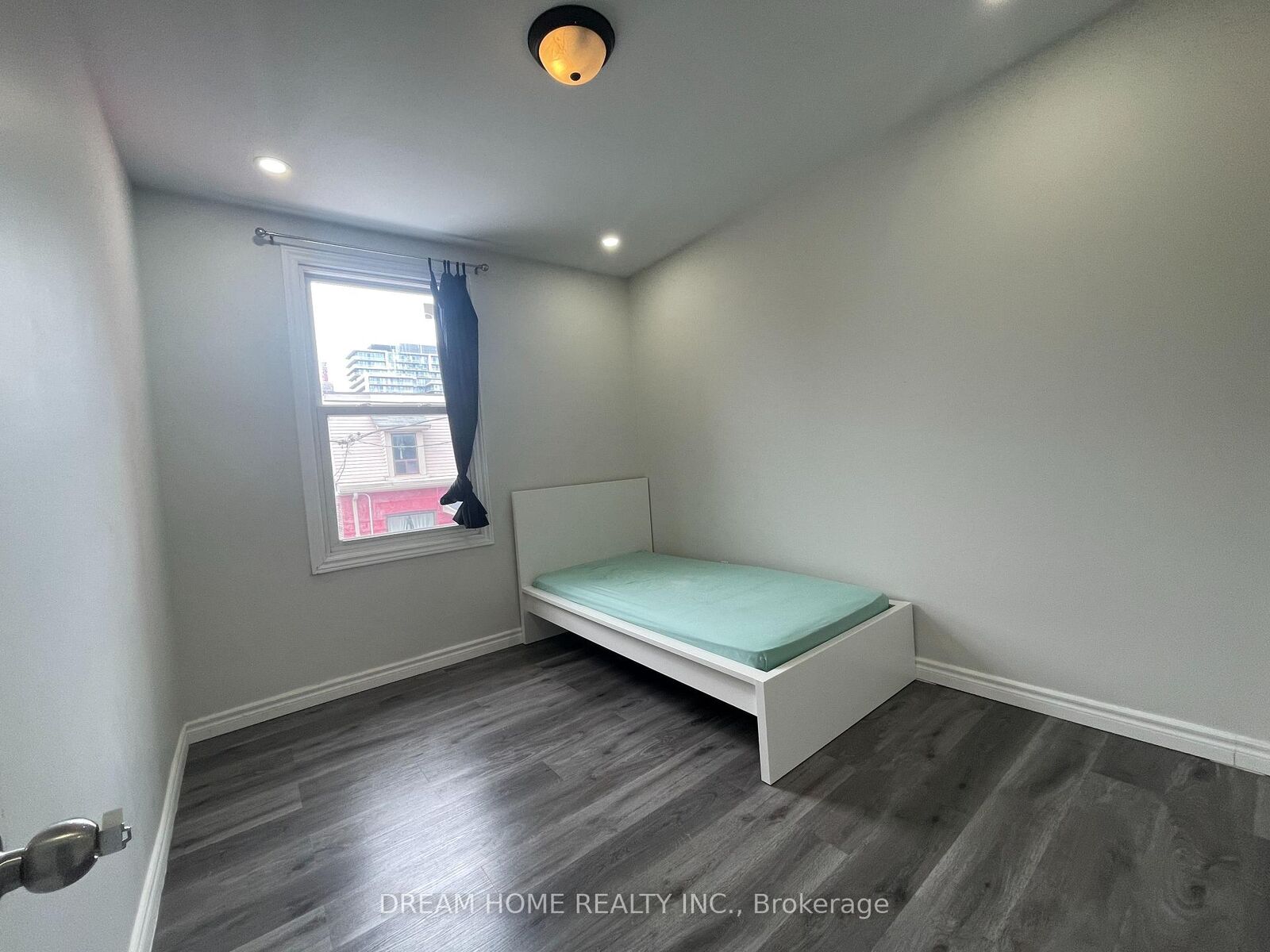 Property Photo: 29 Glasgow Street Room#4 ON M5T 2C1