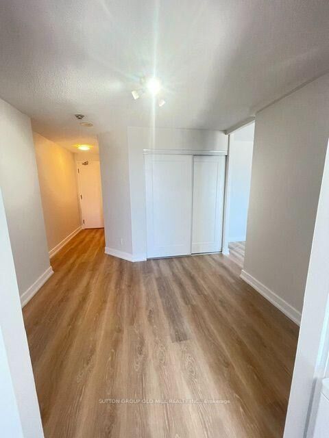 Property Photo: 115 Hillcrest Avenue 1216 ON L5B 3Y9
