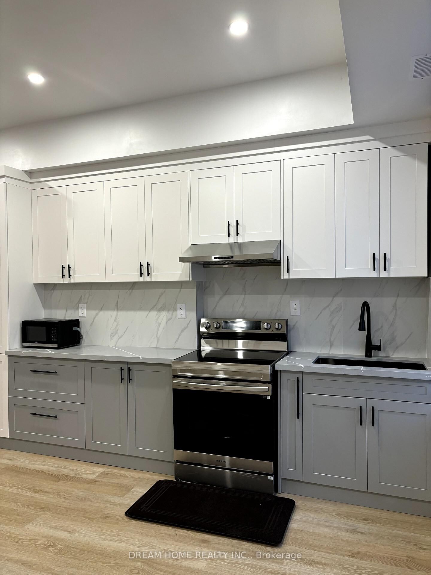 Property Photo: 337 Mutual Street 101 ON M4Y 1X6