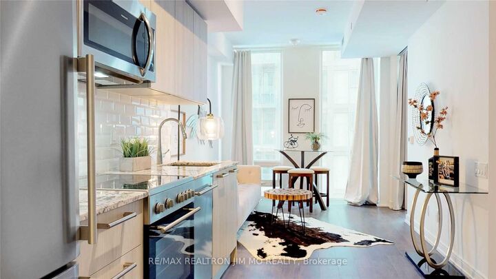 Property Photo: 28 Wellesley Street E 706 ON M4Y 0C4