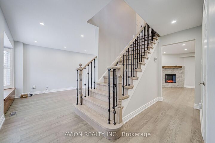 Property Photo: 9 Falan Heights Crescent ON L4G 5C2