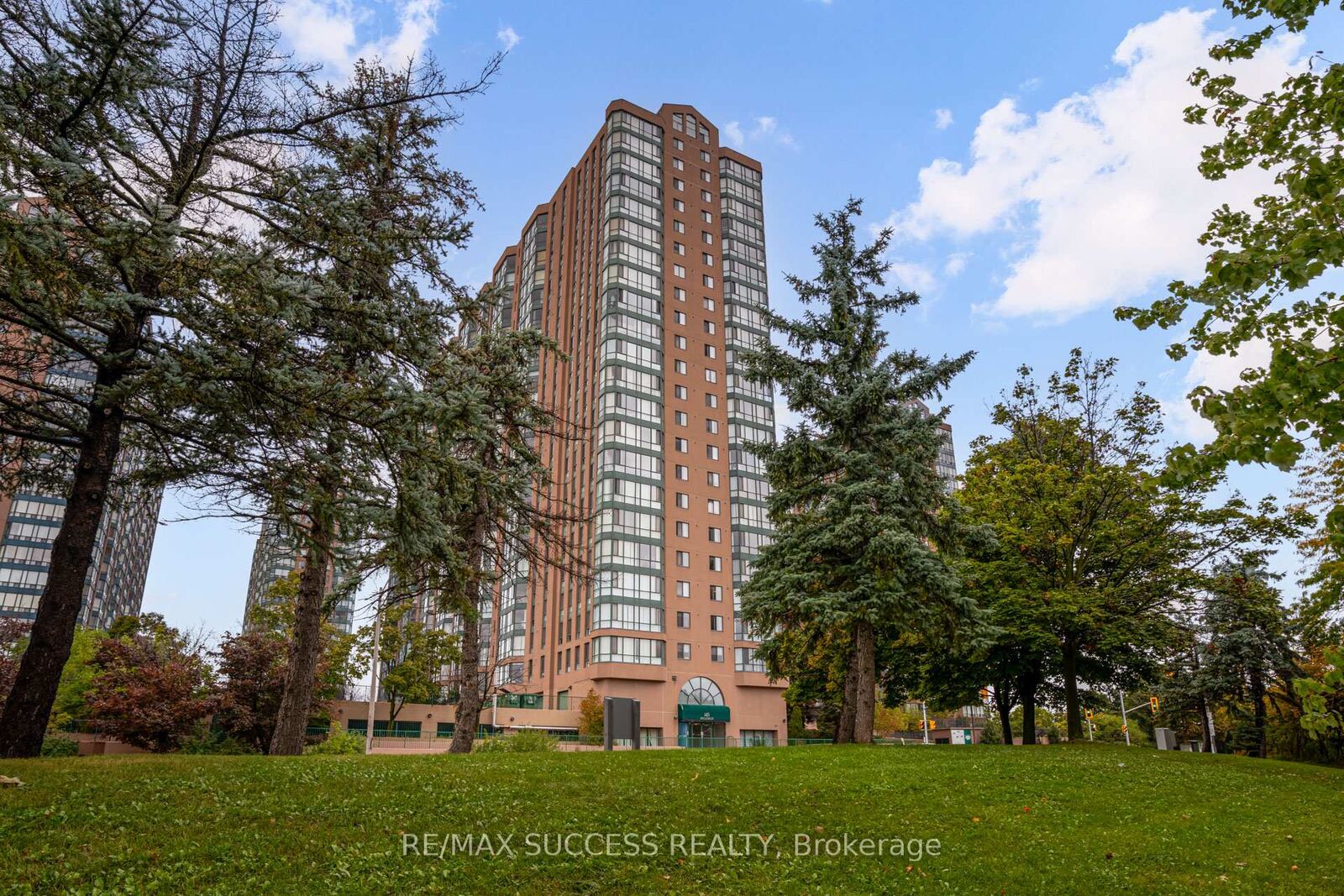 Property Photo:  145 Hillcrest Avenue 713  ON L5B 3Z1 