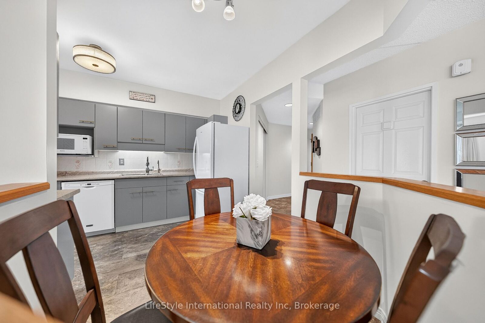 Property Photo: 208 Silvercreek Parkway N 210 ON N1H 8H2