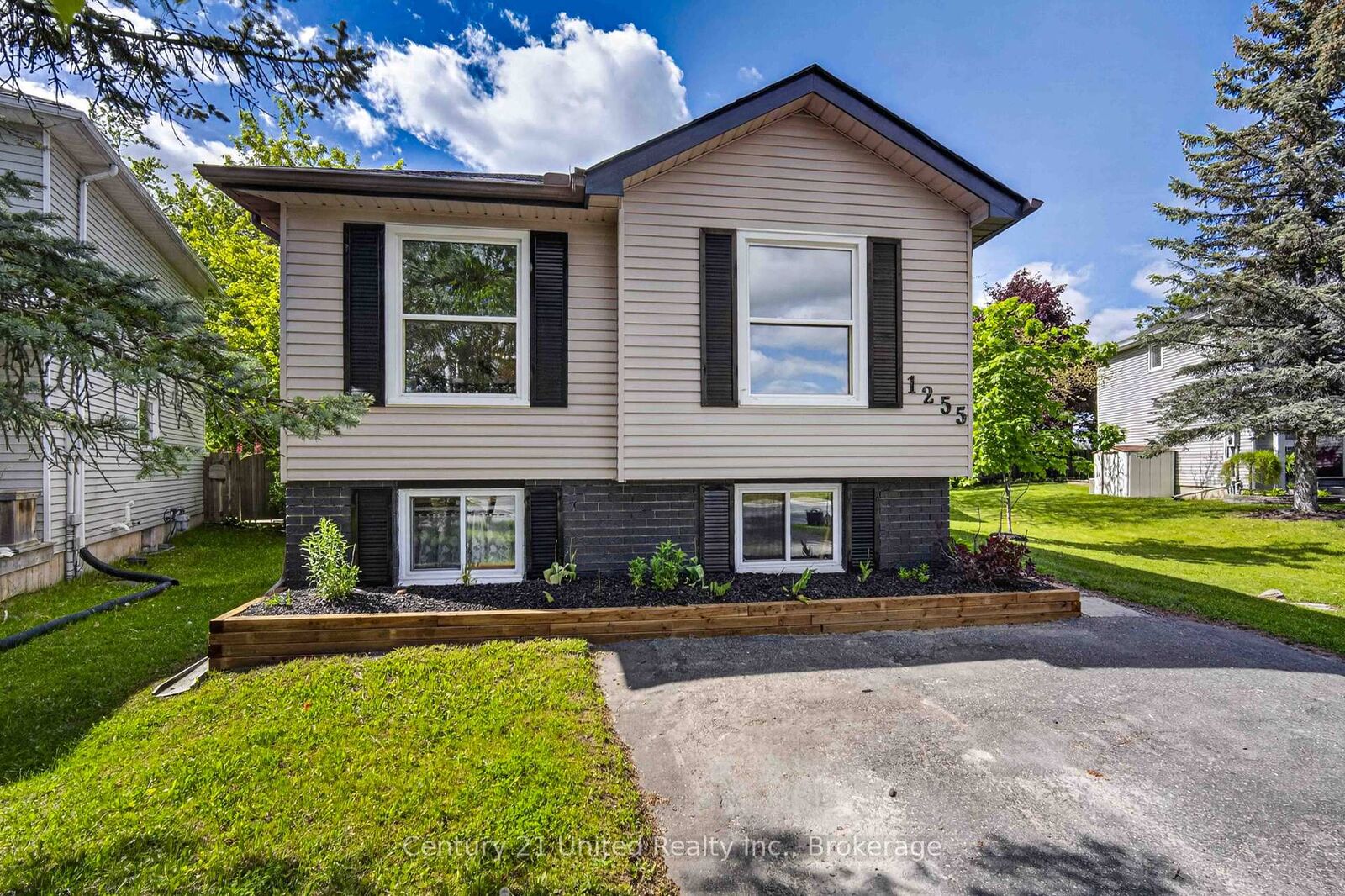 Property Photo: 1255 Huntington Circle ON K9K 2B4