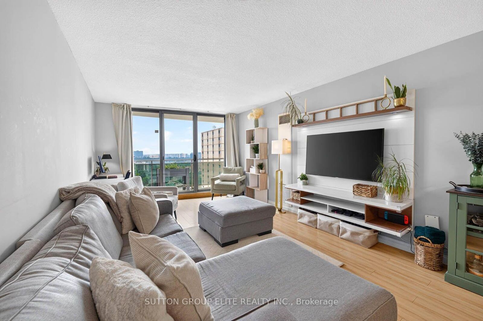Property Photo: 820 Burnhamthorpe Road 2010 ON M9C 4W2