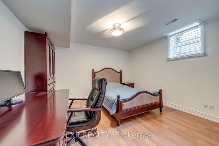 Property Photo: 530 Golfview Court ON L6M 4W6