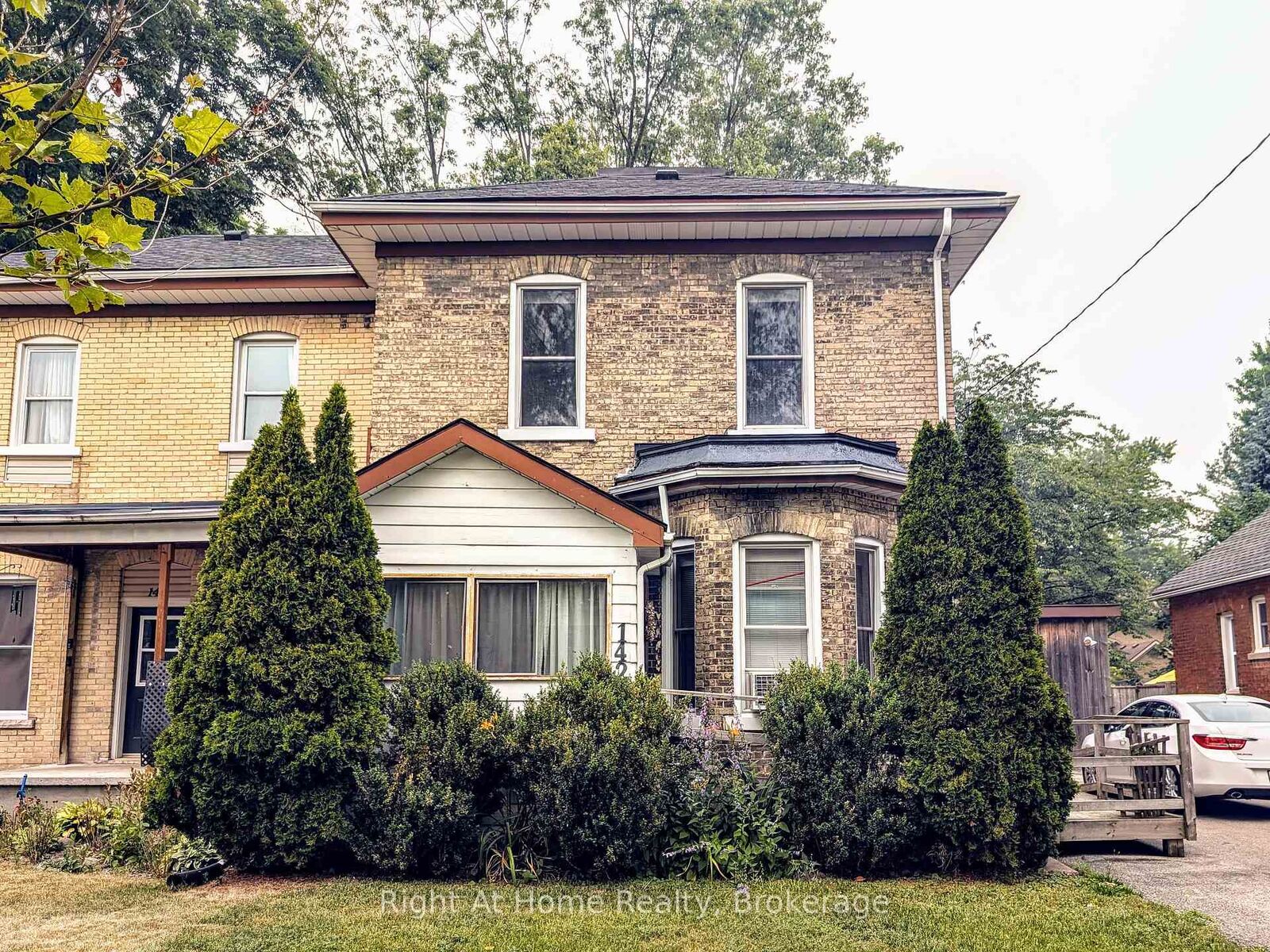 Property Photo:  142 Douro St Street  ON N5A 3R5 