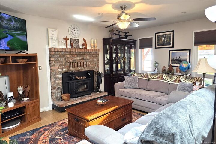 Property Photo: 542 Grayson Rd BC V9W 6K4