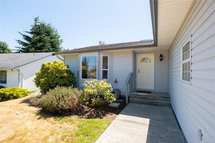 Property Photo: 725 Applegate Rd BC V9W 7A1