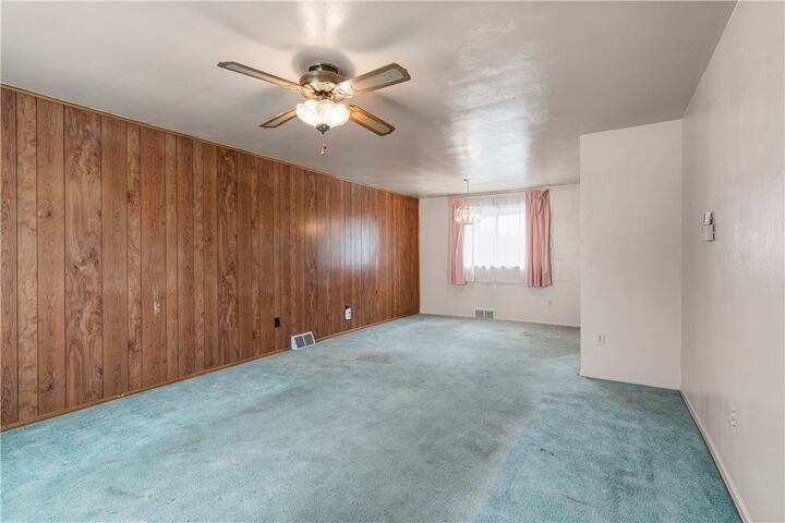 Property Photo: 588 Lindsay Rd PA 15106