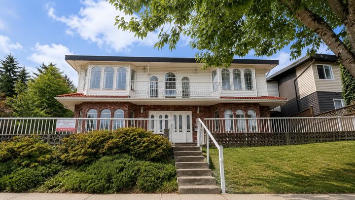 5135 Marine Drive — photo 1