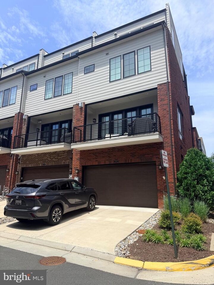 Property Photo: 11711 Paysons Way VA 20191