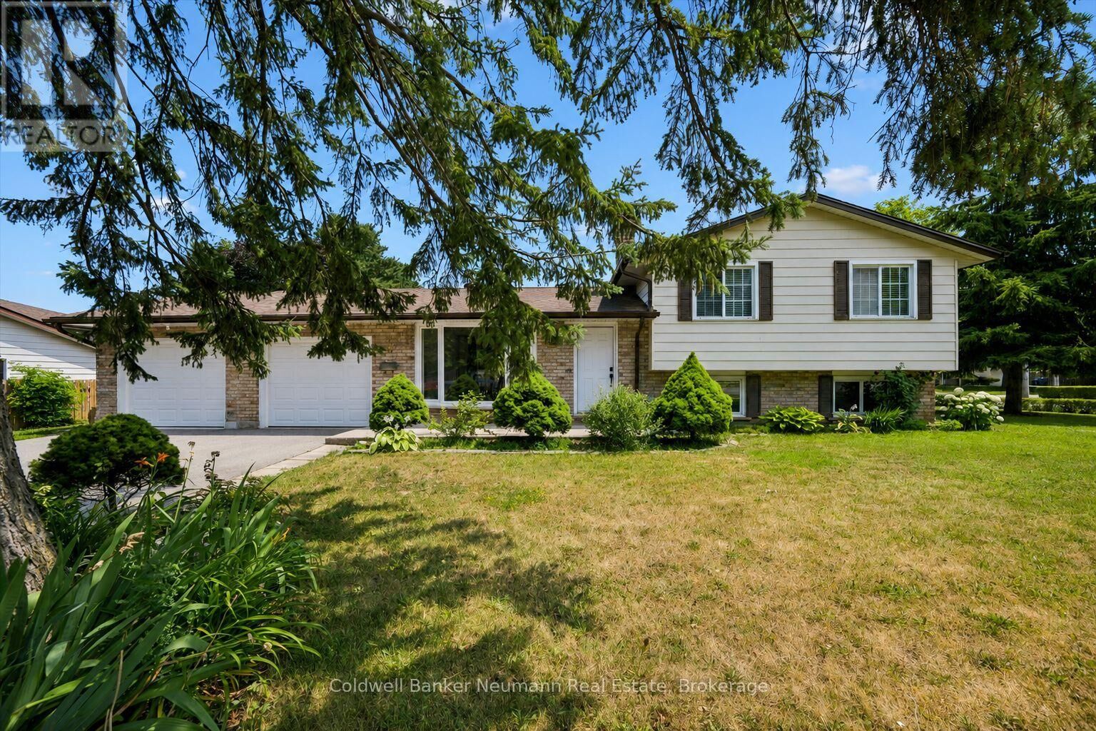 Property Photo: 3 Meadow Crescent ON N1H 6V1