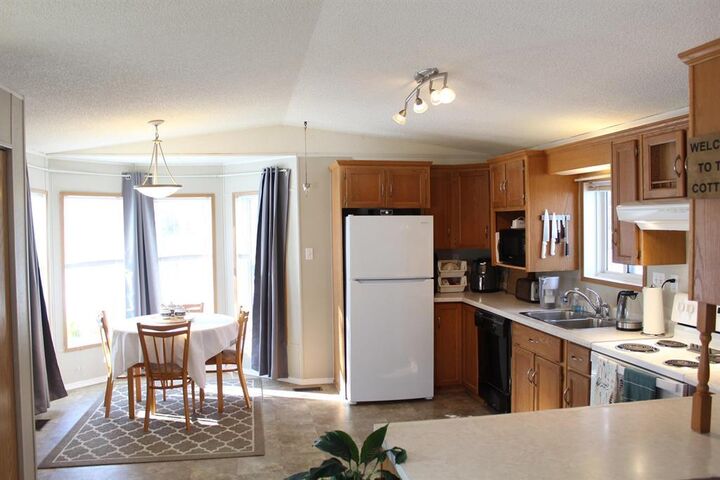 Property Photo: 20 Sunset Drive MB R5H 1H5