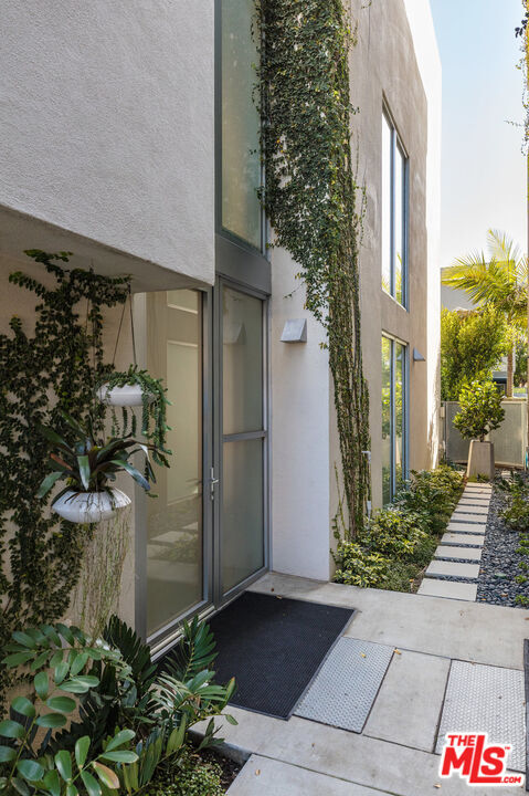 Property Photo: 2124 Narcissus Ct CA 90291