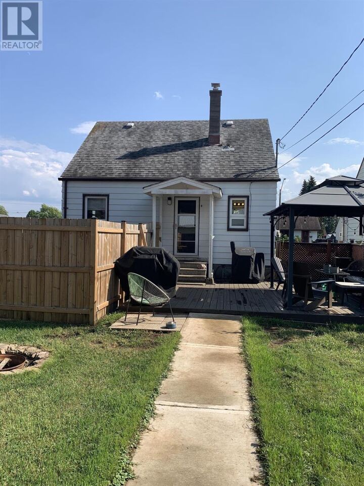 Property Photo:  401 Christina Street W  ON P7E 4P9 