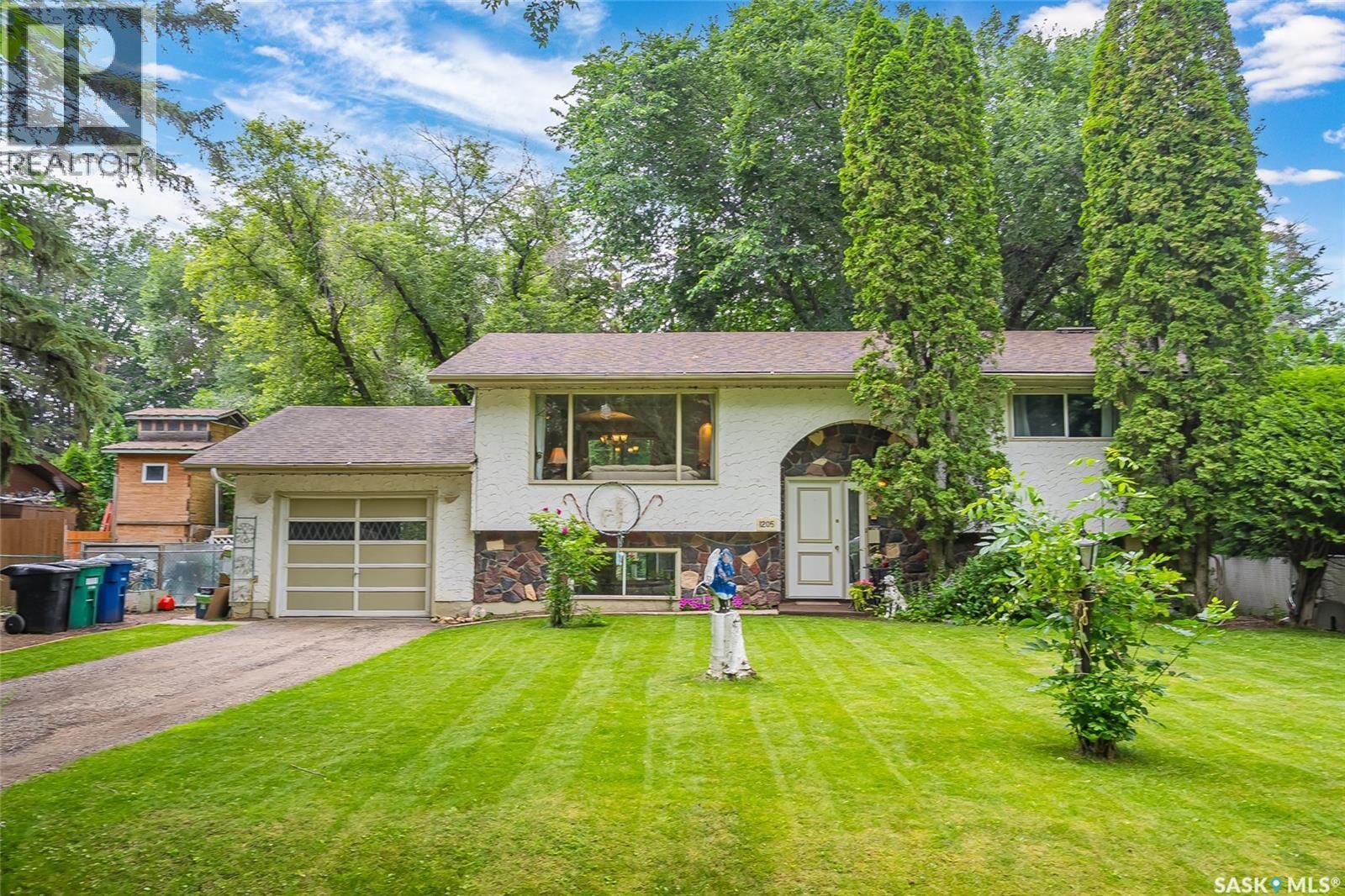 Property Photo: 1205 Haida Avenue SK S7M 4N2