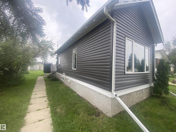 Property Photo: 5015 52 Avenue AB T0B 3H0